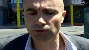 La tête contre le mur