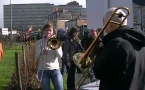 LES TRACTEURS CHANTANT DU TUBA. 22 février 2014. NANTES/aéroport!