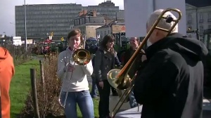 LES TRACTEURS CHANTANT DU TUBA. 22 février 2014. NANTES/aéroport!
