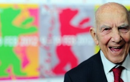 LES INDIGNES : STEPHANE HESSEL de retour chez lui
