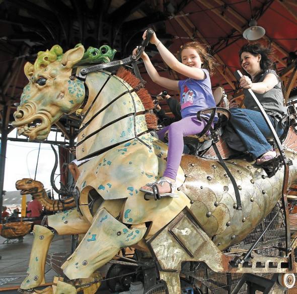 NANTES : LE NOUVEL CARROUSSEL. NANTES : LE NOUVEL CARROUSSEL.