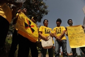 EXCLU ecolightnews.eu. HOLLANDE A NEW DELHI : DES INDIENS BRULENT LE DRAPEAU FRANCAIS