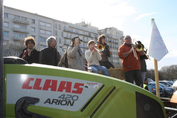 MANIF CONTRE L'AEROPORT A NANTES : DE PASCALE CHIRON, YANNICK JADOT, JEAN-VINCENT PLACE AU PIEGE COURS DES 50 OTAGES