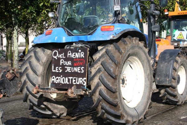 MANIF CONTRE L'AEROPORT A NANTES : DE PASCALE CHIRON, YANNICK JADOT, JEAN-VINCENT PLACE AU PIEGE COURS DES 50 OTAGES