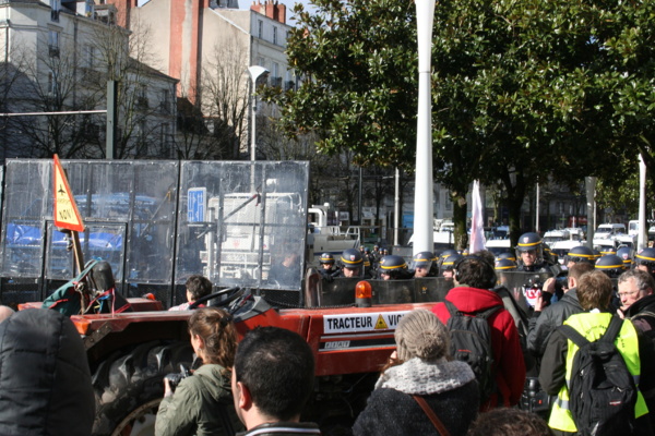 MANIF CONTRE L'AEROPORT A NANTES : DE PASCALE CHIRON, YANNICK JADOT, JEAN-VINCENT PLACE AU PIEGE COURS DES 50 OTAGES