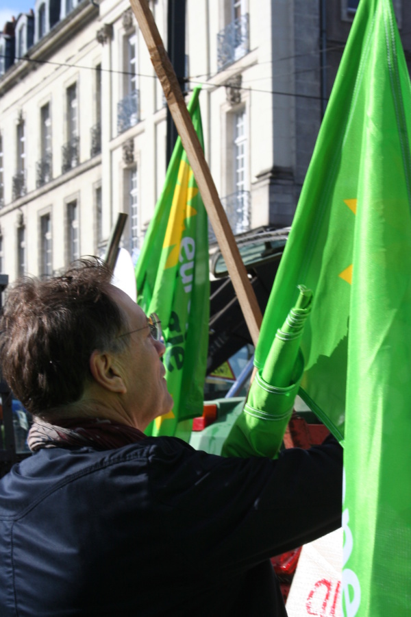 MANIF CONTRE L'AEROPORT A NANTES : DE PASCALE CHIRON, YANNICK JADOT, JEAN-VINCENT PLACE AU PIEGE COURS DES 50 OTAGES