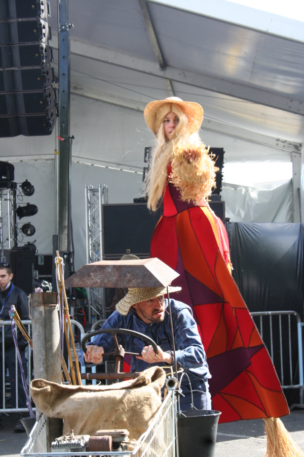 Festival Histoire d'Avenir : vue échassière Place de la Petite Hollande