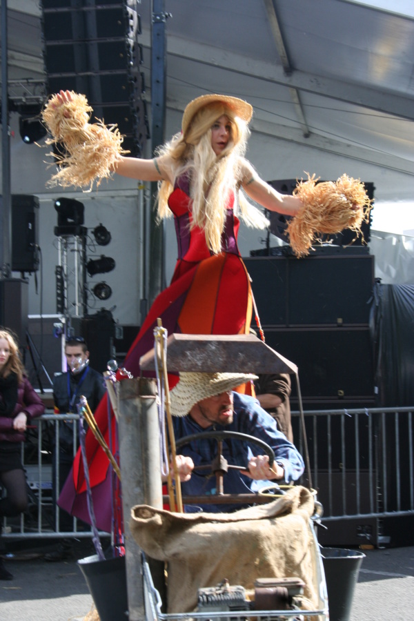 Festival Histoire d'Avenir : vue échassière Place de la Petite Hollande