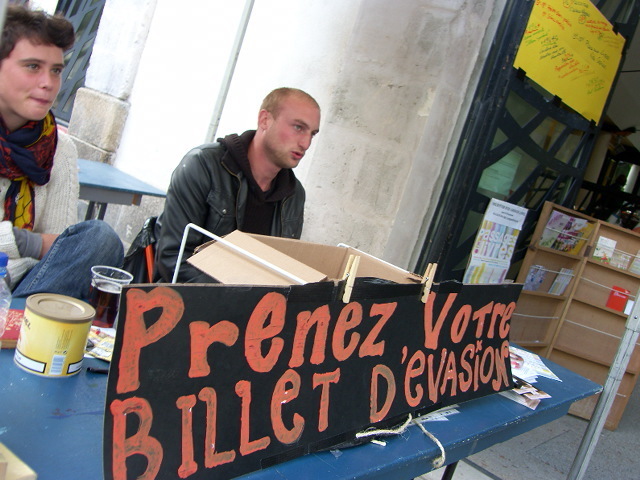 DANSE DES LIVRES A LA MAISON DE QUARTIER DE L ILE DE NANTES DANSE DES LIVRES A LA MAISON DE QUARTIER DE L ILE DE NANTES