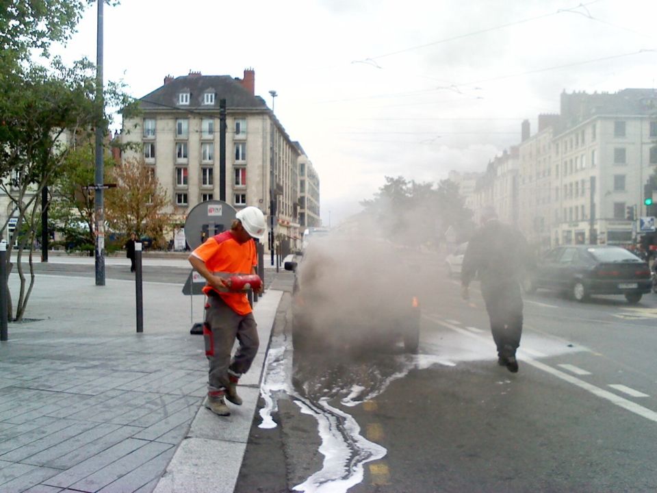 NANTES : INCENDIE "POWER FLOWERS" EN CENTRE VILLE NANTES : INCENDIE "POWER FLOWERS" EN CENTRE VILLE