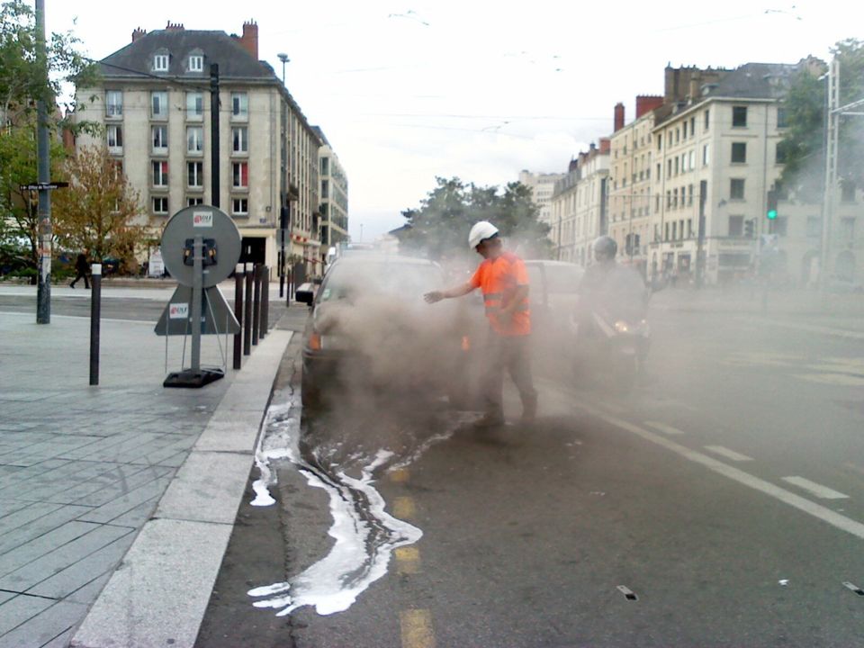 NANTES : INCENDIE "POWER FLOWERS" EN CENTRE VILLE