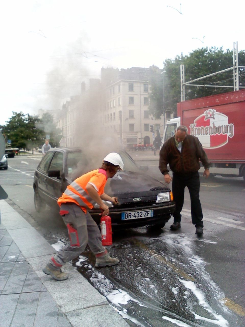 NANTES : INCENDIE "POWER FLOWERS" EN CENTRE VILLE NANTES : INCENDIE "POWER FLOWERS" EN CENTRE VILLE