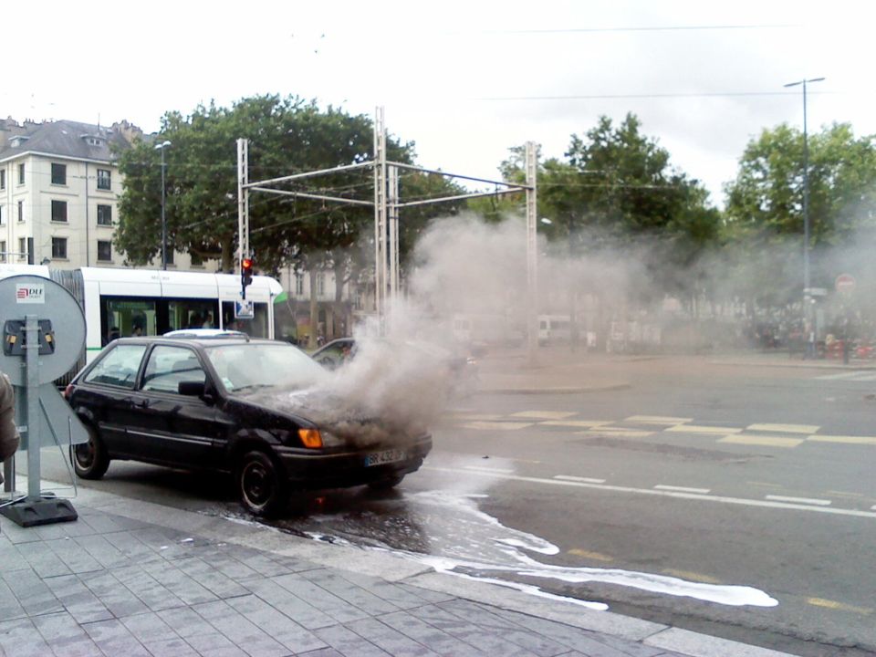 NANTES : INCENDIE "POWER FLOWERS" EN CENTRE VILLE