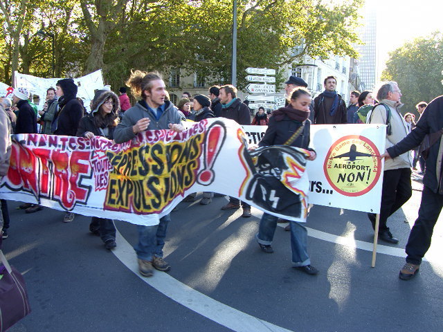 NANTES EXPULSIONS. "UN TOIT POUR TOUTES ET TOUS : MANIF  DU 27 OCT 2012