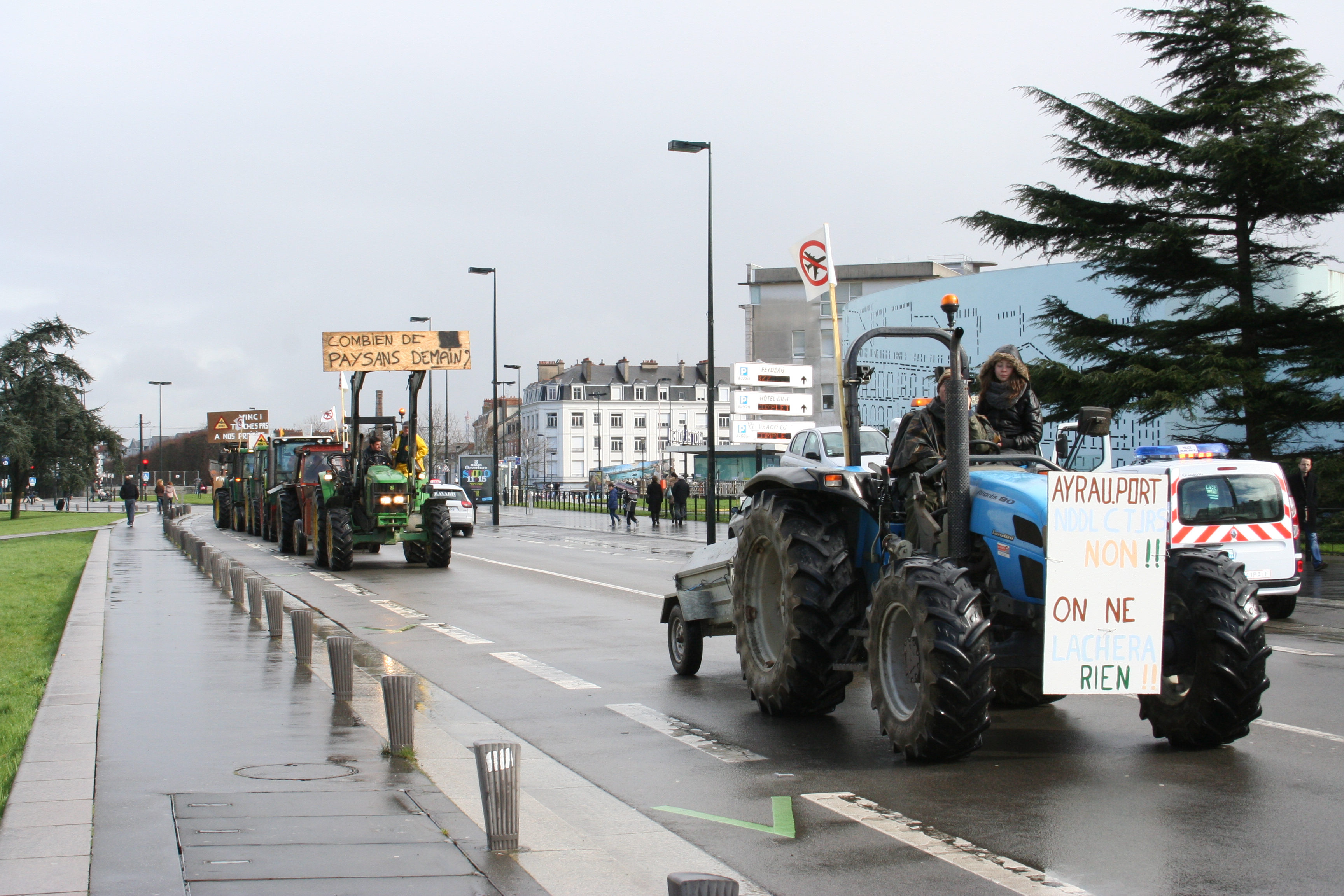 Arrivée des 200 tracteurs dans l'hyper centre de Nantes sereinement 13h00 22fév 2014 Arrivée des 200 tracteurs dans l'hyper centre de Nantes sereinement 13h00 22fév 2014