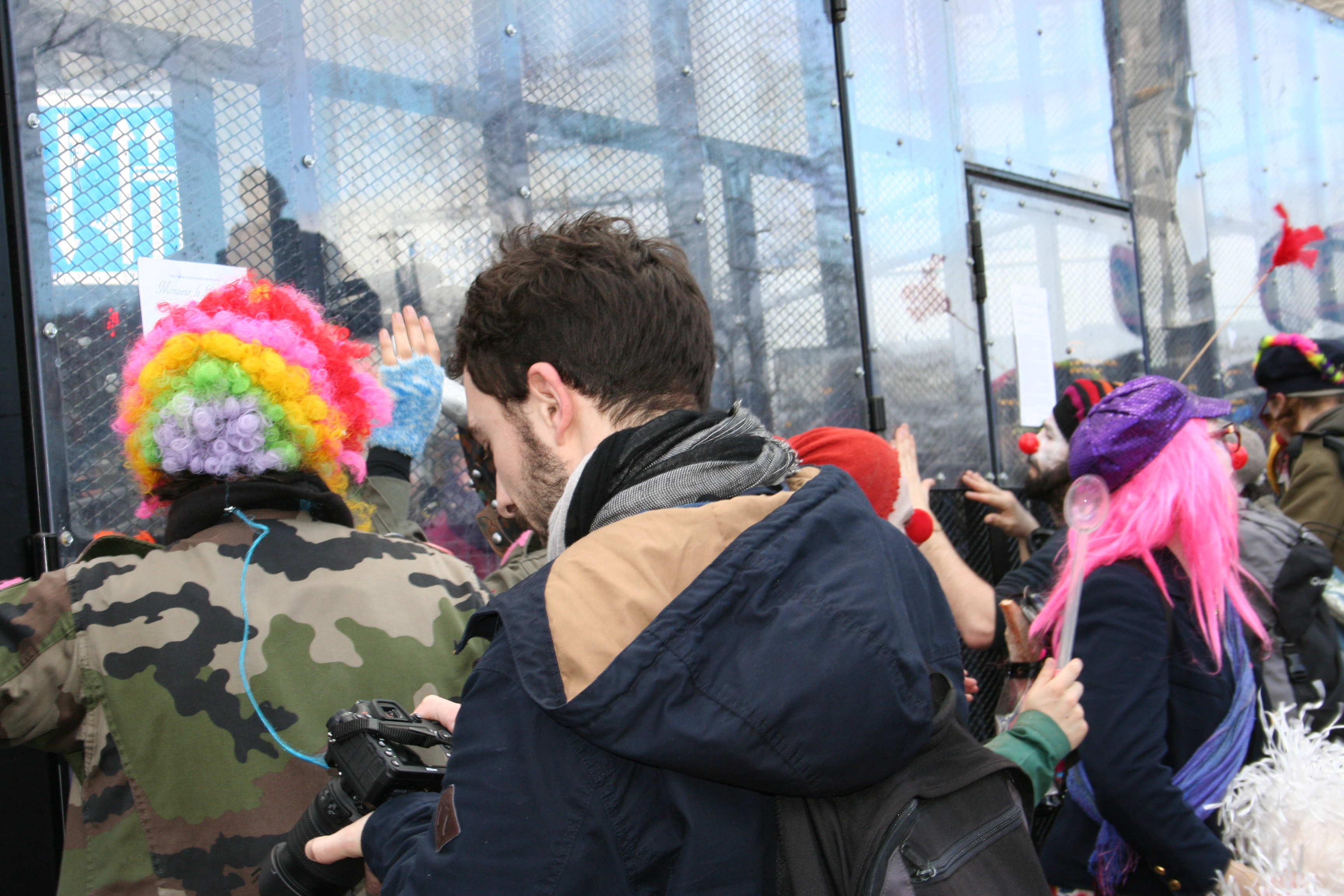 Une dernière tentative ludique devant Barrières CRS 15h00 Cours des 50 otages Nantes
