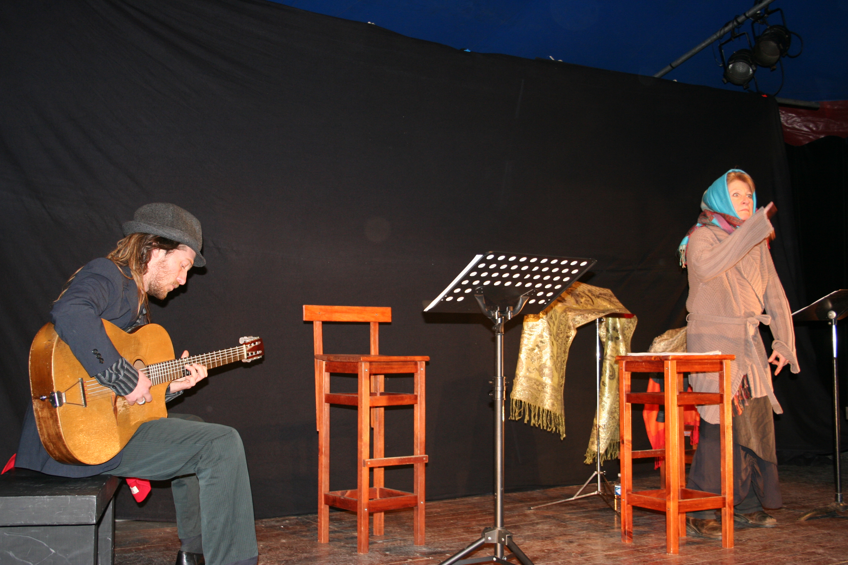 CHAPITEAU CULTURE EN MARCHE : les Roms en action "politique" à Nantes CHAPITEAU CULTURE EN MARCHE : les Roms en action "politique" à Nantes
