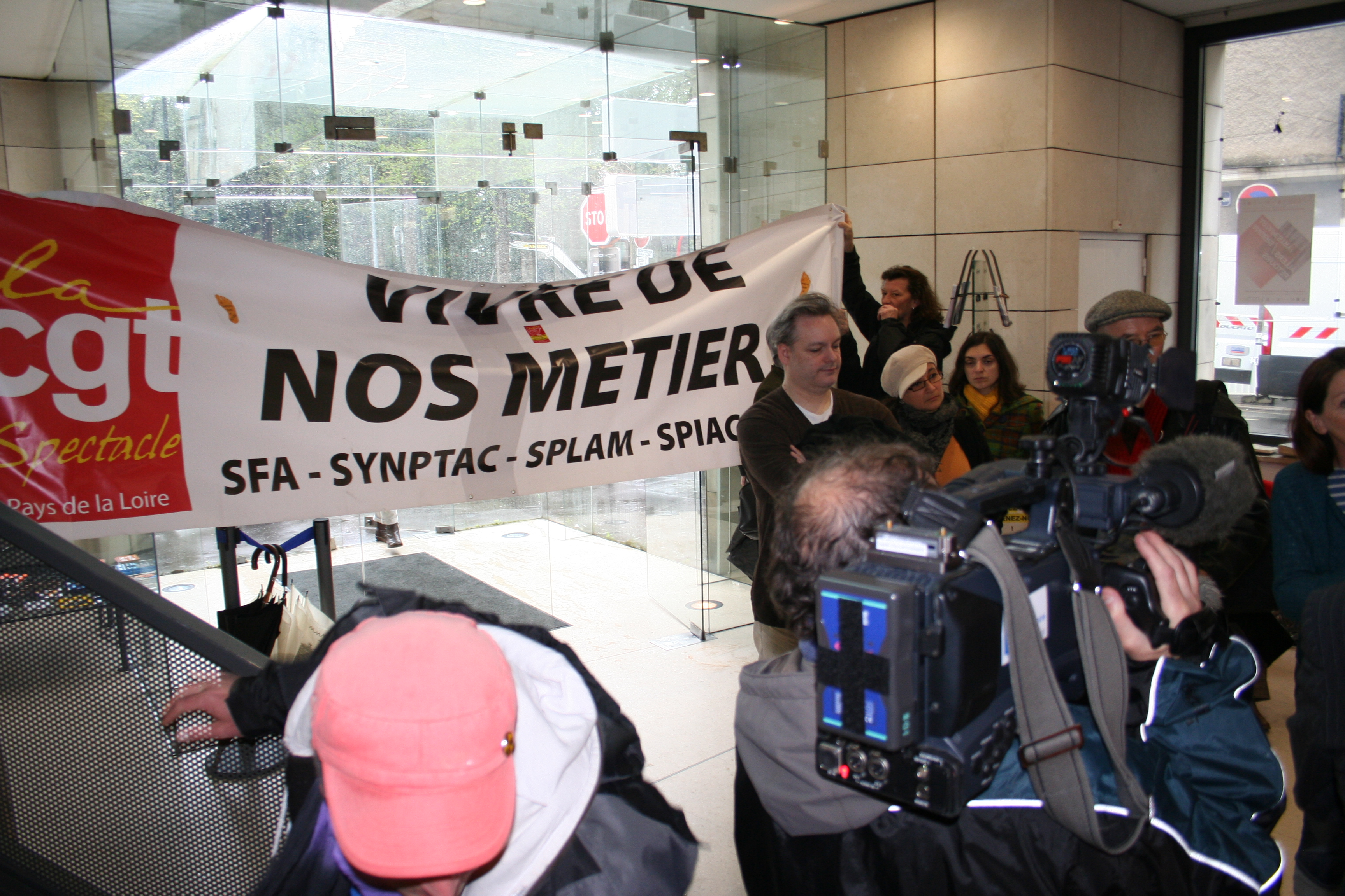 NANTES aujourd'hui : LES INTERMITTENTS A LA DRAC NANTES aujourd'hui : LES INTERMITTENTS A LA DRAC