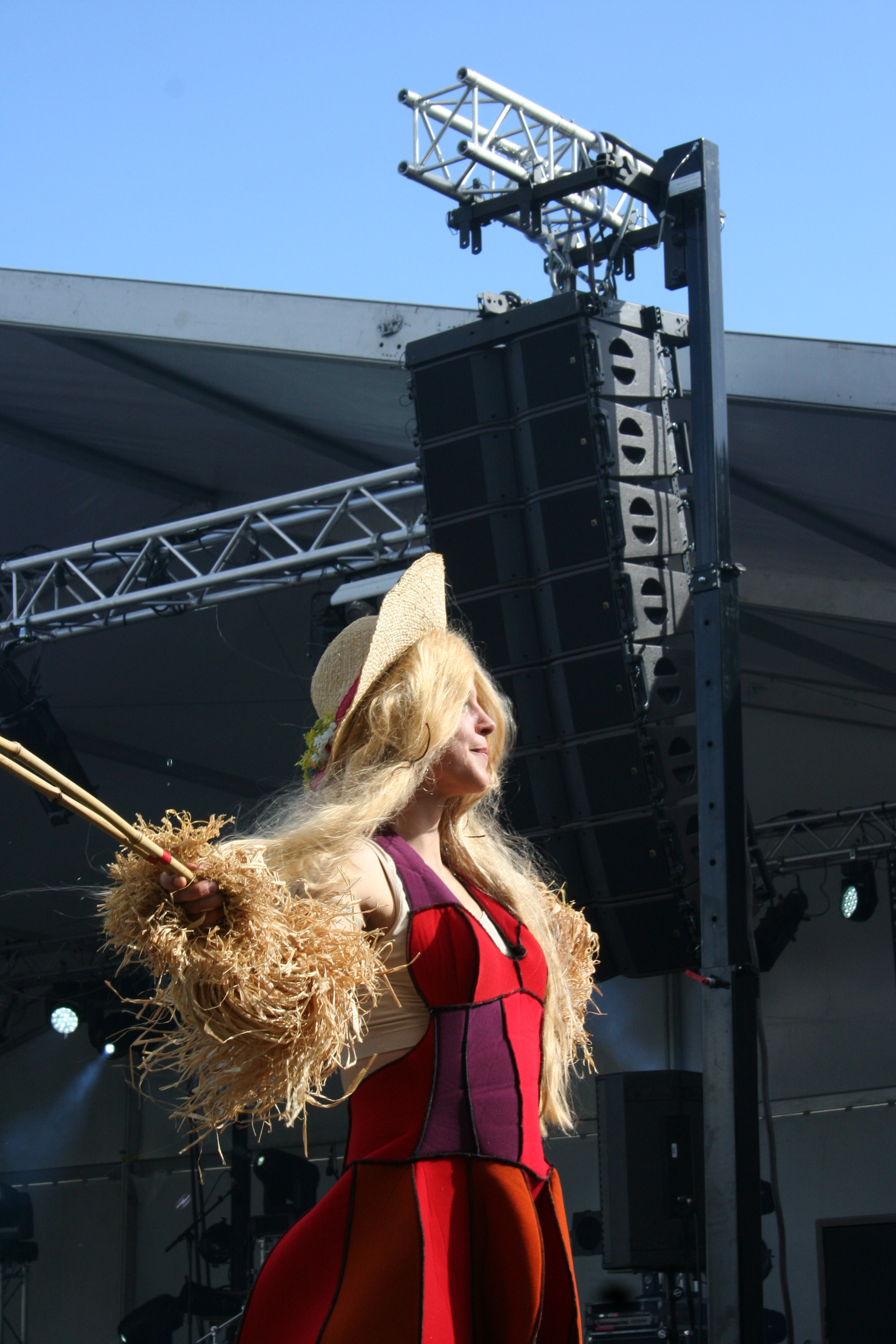 Festival Histoire d'Avenir : vue échassière Place de la Petite Hollande Festival Histoire d'Avenir : vue échassière Place de la Petite Hollande
