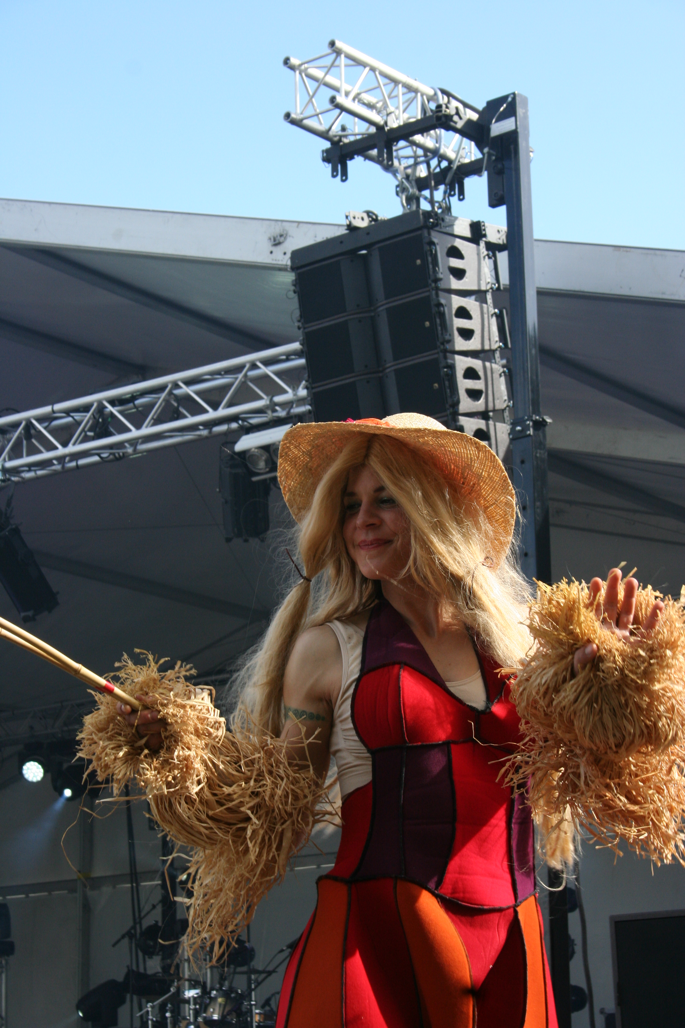 Festival Histoire d'Avenir : vue échassière Place de la Petite Hollande Festival Histoire d'Avenir : vue échassière Place de la Petite Hollande