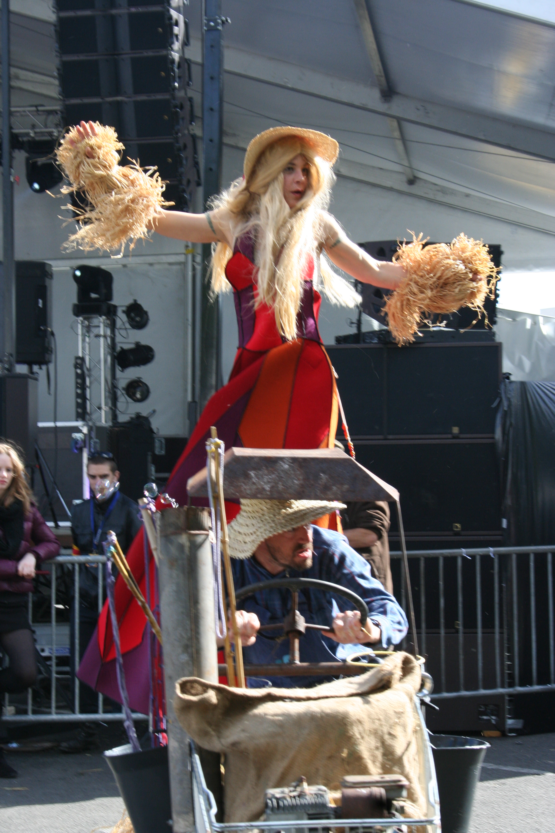 Festival Histoire d'Avenir : vue échassière Place de la Petite Hollande