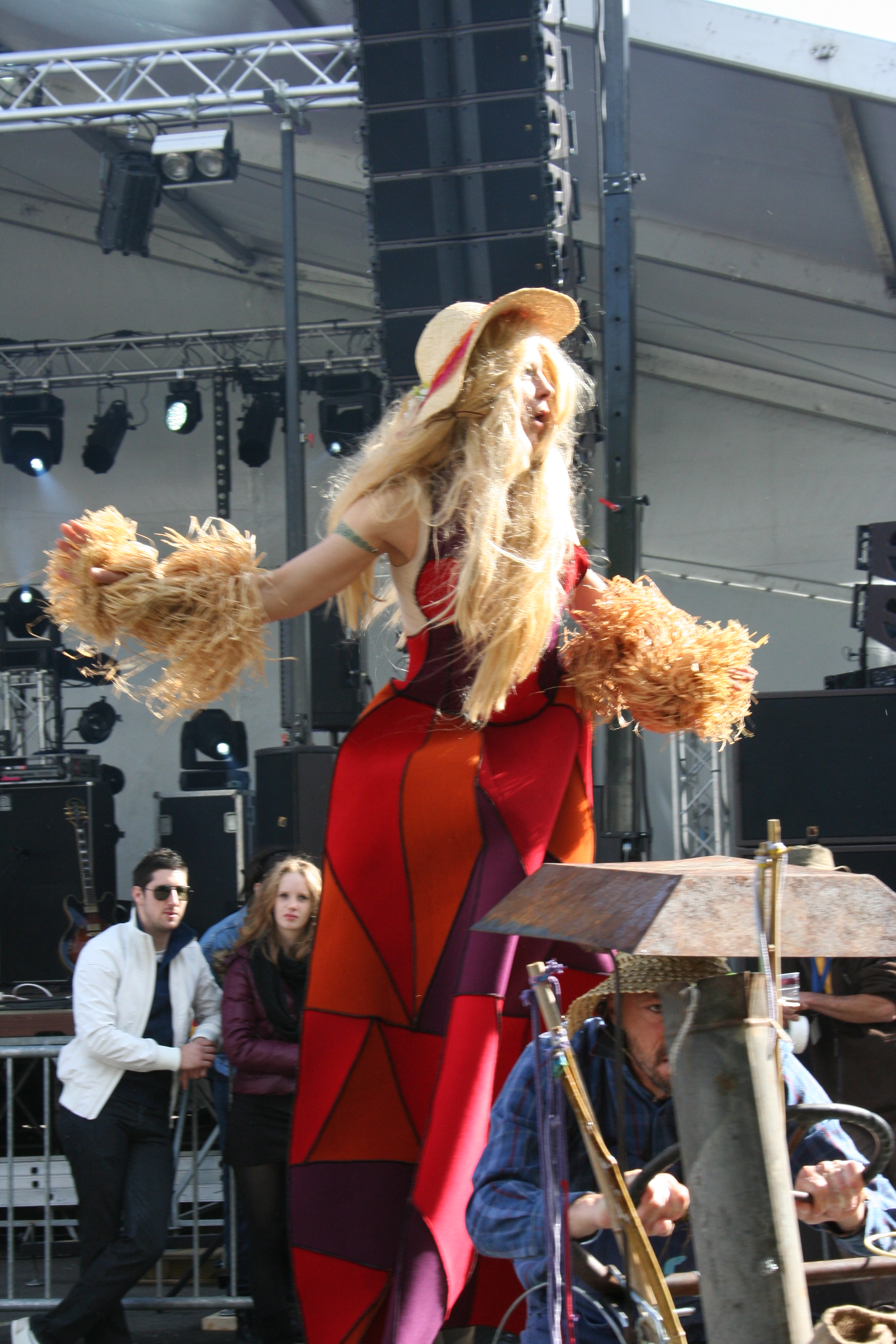 Festival Histoire d'Avenir : vue échassière Place de la Petite Hollande Festival Histoire d'Avenir : vue échassière Place de la Petite Hollande