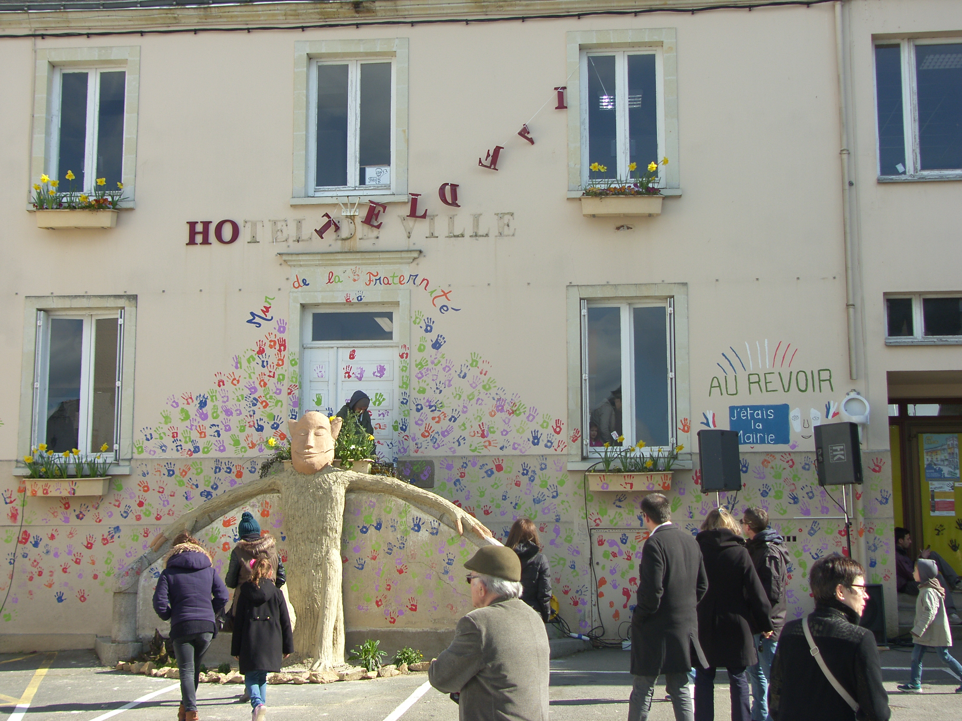 SAINT-MARS-DU-DESERT : LE CHANT DU CYGNE DE L'HOTEL DE VILLE SAINT-MARS-DU-DESERT : LE CHANT DU CYGNE DE L'HOTEL DE VILLE