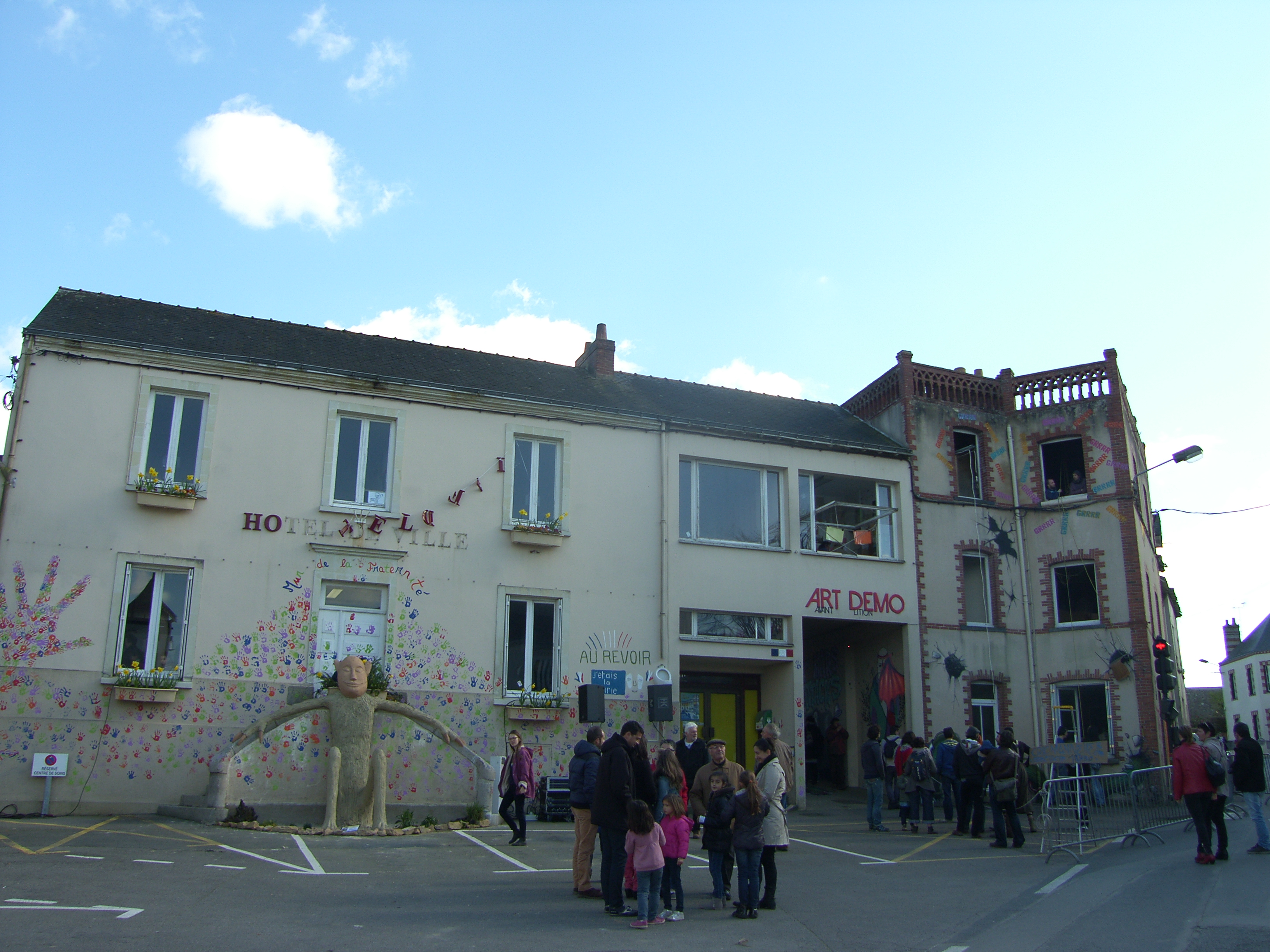 SAINT-MARS-DU-DESERT : LE CHANT DU CYGNE DE L'HOTEL DE VILLE SAINT-MARS-DU-DESERT : LE CHANT DU CYGNE DE L'HOTEL DE VILLE