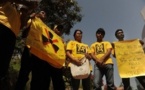 EXCLU ecolightnews.eu. HOLLANDE A NEW DELHI : DES INDIENS BRULENT LE DRAPEAU FRANCAIS