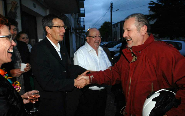 Dominique Raimbourg félicité par les militants PS réunis à la section de Rezé - Photo : Thierry Mezerette