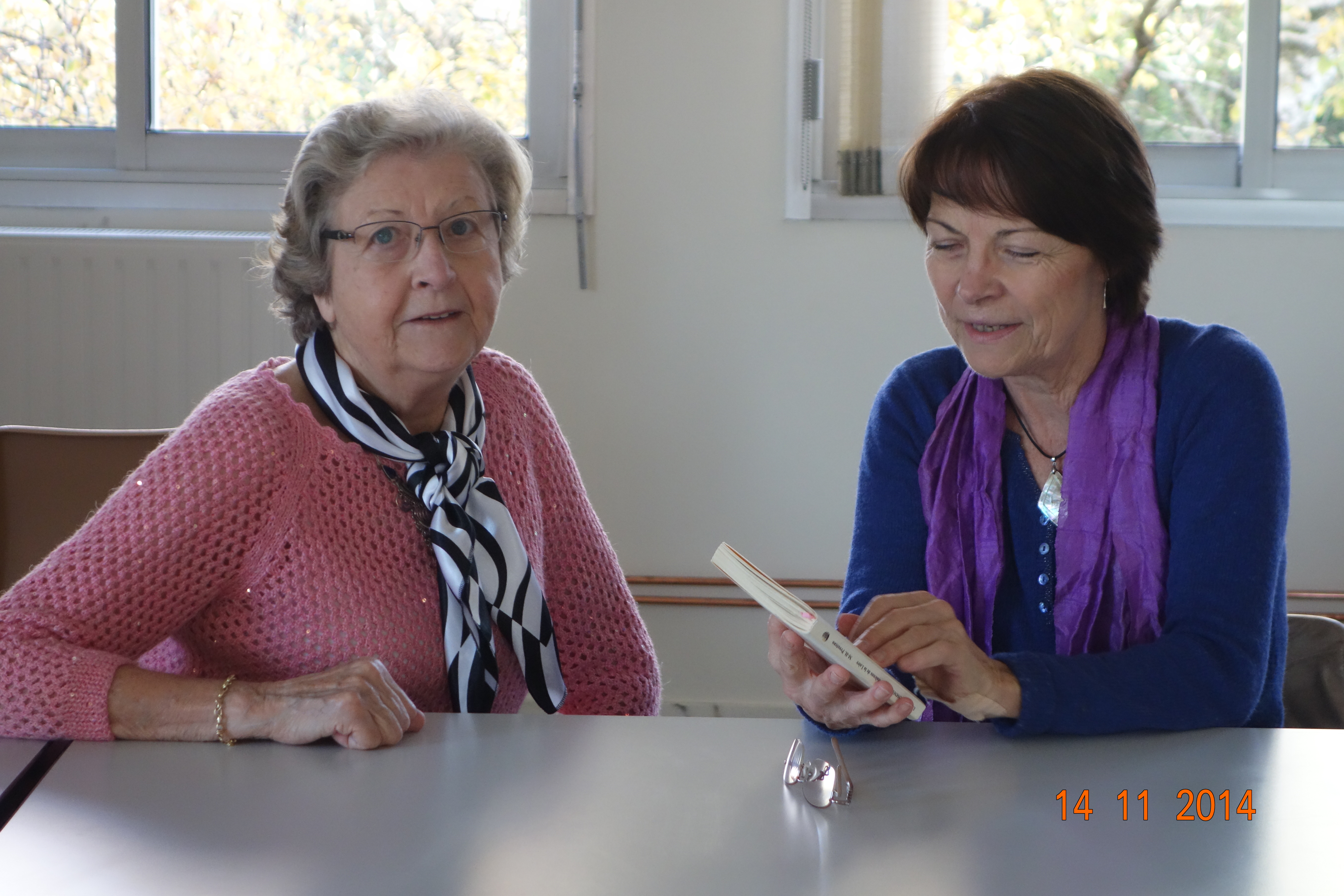 Marie-Hélène Prouteau à droite et Nicole Leclercq l'animatrice.