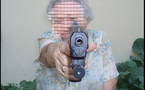 Elle sort son pistolet pour une place de parking